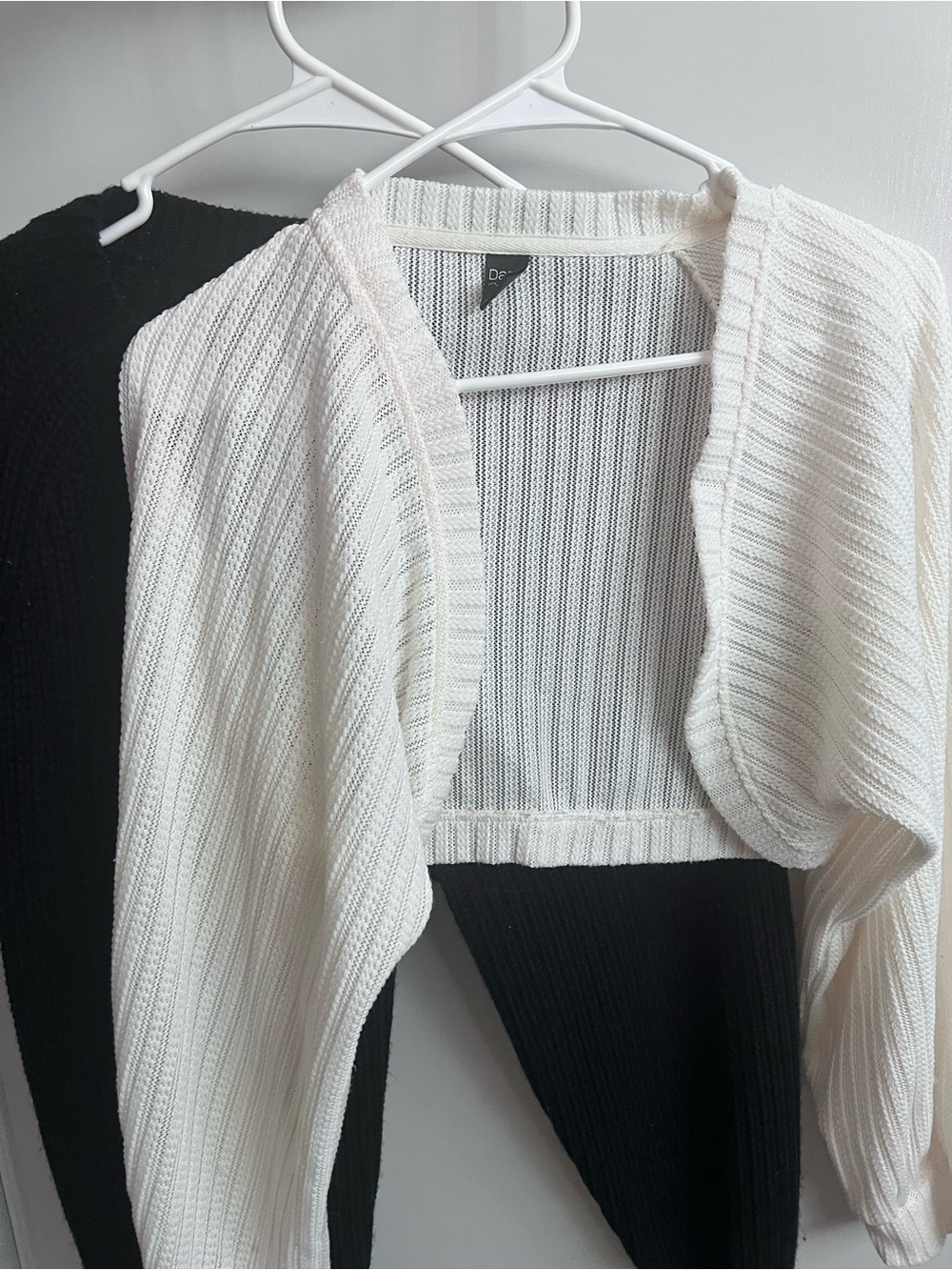 2- cardigan short length black and creamy